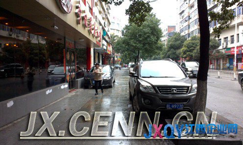 李記蓮花血鴨酒店門(mén)前霸道停車(chē) 盲道竟成“忙道”