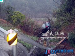 杭瑞高速上一男子駕車時向女友獻花不慎翻車