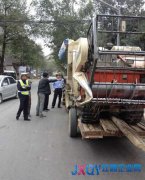 交警三大隊查獲一輛危險裝載農用拖拉機