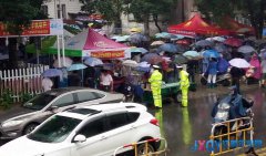 景德鎮交警雨中全力保障高考順利進行
