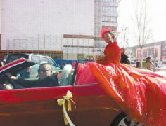 婚慶搞怪宣傳：黑人“漂亮新娘”跑車游街(圖