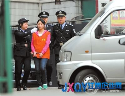 3月22日，周克華的女友張貴英被警察從重慶沙坪壩區看守所帶出。新華社發