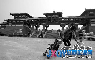 昨日，西安市秦阿房宮景區(qū)，廣場(chǎng)上的銅人已被搬走 本報(bào)記者 馬捷文 攝