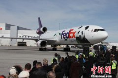 中國(guó)大熊貓抵加拿大 加總理夫婦赴機(jī)場(chǎng)迎接(圖