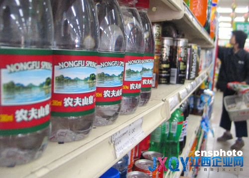 農夫山泉頻陷“質量門” 網友：農夫山泉有點懸