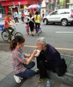 媒體曝深圳“90后”女孩當(dāng)街給乞丐喂飯系炒作