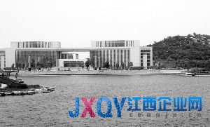 連云港連云區政府大樓掛企業牌 多名官員兼職