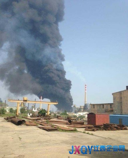 大連一石油廠發生爆炸 黑色油點濺落滿地