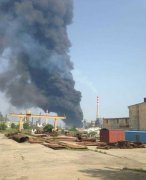 大連一石油廠發生爆炸 黑色油點濺落滿地