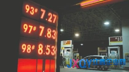 7月1日晚，四川成都錦華路殼牌加油站早已在售98號汽油 成都商報攝影記者鮑泰良