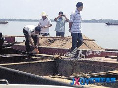 有人往軍山湖里施農肥？ 村民稱水質受污染