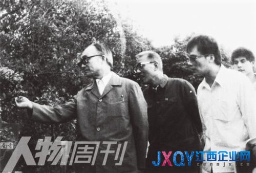 王岐山(右二)、王小強(右一)陪同杜潤生到農(nóng)村調(diào)查