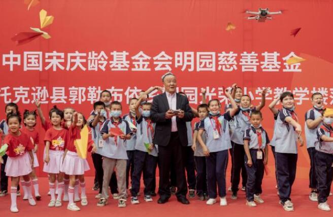馬明哲為吐魯番明園學校揭牌   持續助力鄉村教育振興