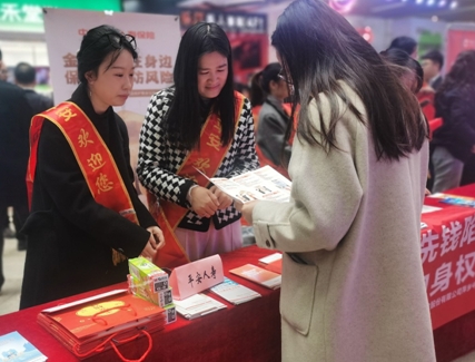 平安人壽萍鄉(xiāng)支公司參加行協(xié)聯(lián)合舉辦以“金融消保在身邊 保障權(quán)益防風(fēng)險(xiǎn)”為主題的3•15集中宣傳